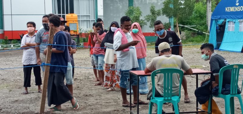Pendataan ulang warga yang menjalani karantina di Gedung SCC, Kamis (16/4)