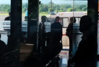 Suasana di ruang kedatangan Bandara Frans Seda Maumere, Sabtu (18/11)