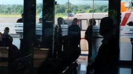 Suasana di ruang kedatangan Bandara Frans Seda Maumere, Sabtu (18/11)