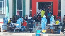 Suasana pelaksanaan rapid test kedua di Gedung SCC, Minggu (19/4)