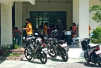 Suasana pengosongan Gedung Eks Kantor Bupati Sikka di Jalan Ahmad Yani, Minggu (19/4)
