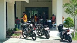 Suasana pengosongan Gedung Eks Kantor Bupati Sikka di Jalan Ahmad Yani, Minggu (19/4)
