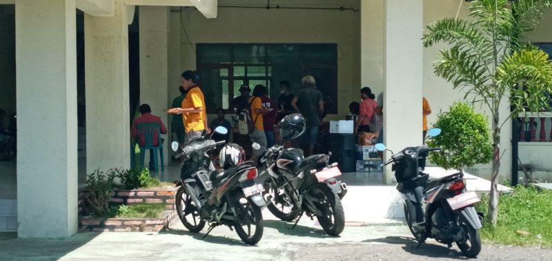 Suasana pengosongan Gedung Eks Kantor Bupati Sikka di Jalan Ahmad Yani, Minggu (19/4)
