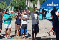 Penyemprotan antiseptik kepada warga yang menjalani karantina di Gedung SCC, Selasa (21/4) pagi