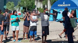 Penyemprotan antiseptik kepada warga yang menjalani karantina di Gedung SCC, Selasa (21/4) pagi