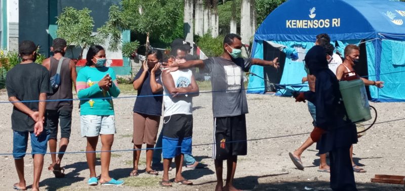 Penyemprotan antiseptik kepada warga yang menjalani karantina di Gedung SCC, Selasa (21/4) pagi