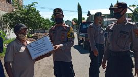 Kabag Ops Polres Sikka menyerahkan bantuan sembako kepada seorang sopir pangkalan, Selasa (21/4)