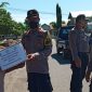 Kabag Ops Polres Sikka menyerahkan bantuan sembako kepada seorang sopir pangkalan, Selasa (21/4)