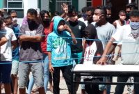 Warga karantina di Gedung SCC sedang mendengarkan penjelasan Jurubicara Satgas Covid Sikka, Rabu (22/4)