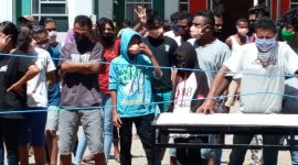 Warga karantina di Gedung SCC sedang mendengarkan penjelasan Jurubicara Satgas Covid Sikka, Rabu (22/4)