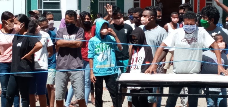 Warga karantina di Gedung SCC sedang mendengarkan penjelasan Jurubicara Satgas Covid Sikka, Rabu (22/4)