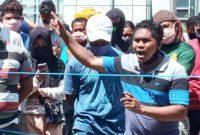 Warga karantina di halaman Gedung SCC, Rabu (22/4)