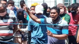 Warga karantina di halaman Gedung SCC, Rabu (22/4)