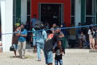 Seorang warga karantina sempat membawa tas pakaian hingga halaman Gedung SCC, Rabu (22/4)