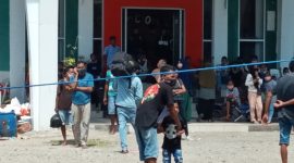 Seorang warga karantina sempat membawa tas pakaian hingga halaman Gedung SCC, Rabu (22/4)