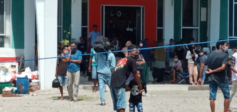 Seorang warga karantina sempat membawa tas pakaian hingga halaman Gedung SCC, Rabu (22/4)