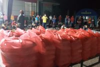 Aksi mogok makan warga yang menjalani karantina di Gedung SCC, Kamis (23/4) malam