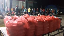 Aksi mogok makan warga yang menjalani karantina di Gedung SCC, Kamis (23/4) malam