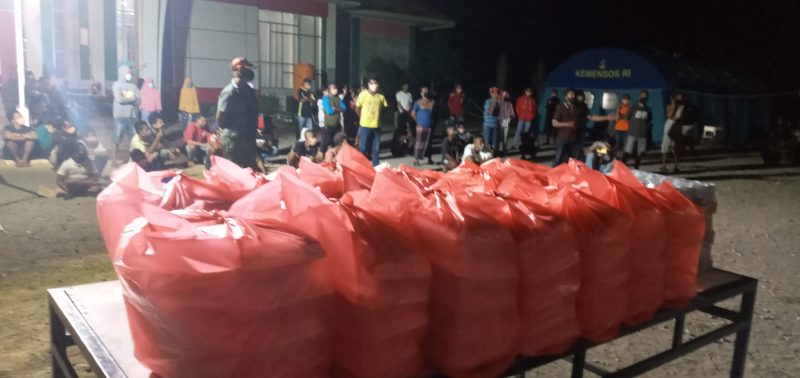 Aksi mogok makan warga yang menjalani karantina di Gedung SCC, Kamis (23/4) malam