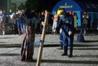 Orang terindikasi Covid 19 disemprot antiseptik, sebelum dibawa ke ruang isolasi, Kamis (23/4)