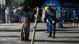 Orang terindikasi Covid 19 disemprot antiseptik, sebelum dibawa ke ruang isolasi, Kamis (23/4)