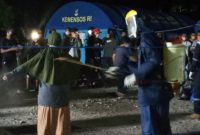 Penyemprotan antiseptik sebelum evakuasi ke ruang isolasi, Kamis (23/4) malam
