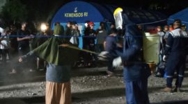 Penyemprotan antiseptik sebelum evakuasi ke ruang isolasi, Kamis (23/4) malam
