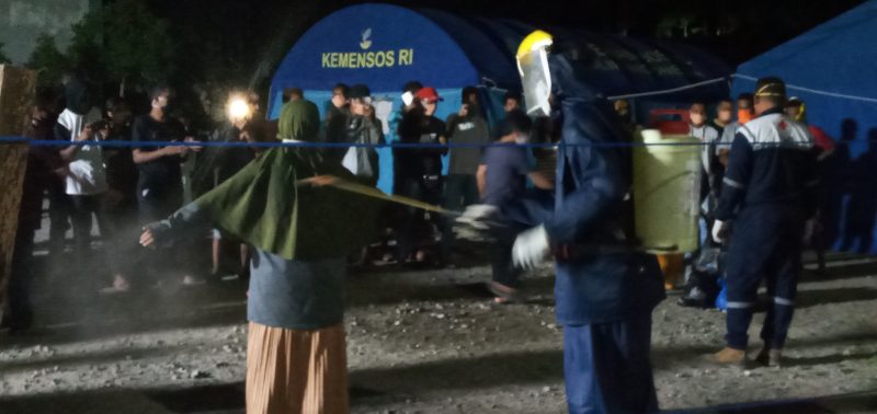 Penyemprotan antiseptik sebelum evakuasi ke ruang isolasi, Kamis (23/4) malam
