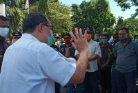 Dokter Asep Purnama sedang memberikan edukasi pencegahan virus corona, Jumat (24/4)