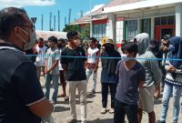 Camat Alok sedang memberikan penjelasan kepada warga karantina yang hendak kembali ke wilayah Kecamatan Alok, Jumat (24/4)