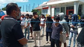 Camat Alok sedang memberikan penjelasan kepada warga karantina yang hendak kembali ke wilayah Kecamatan Alok, Jumat (24/4)