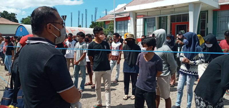 Camat Alok sedang memberikan penjelasan kepada warga karantina yang hendak kembali ke wilayah Kecamatan Alok, Jumat (24/4)