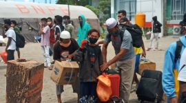 Eks penumpang KM Lambelu siap kembali ke rumah masing-masing, Jumat (24/4)