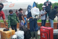 Suasana pemulangan eks penumpang KM Lambelu, Jumat (24/4)