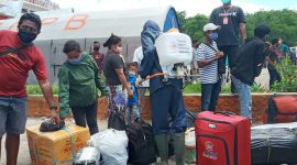 Suasana pemulangan eks penumpang KM Lambelu, Jumat (24/4)