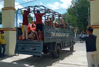 Truk Lanal Maumere mengangkut warga karantina dari Kecamatan Alok, Jumat (24/4)