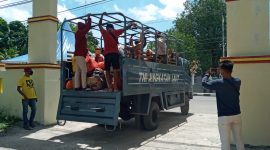 Truk Lanal Maumere mengangkut warga karantina dari Kecamatan Alok, Jumat (24/4)