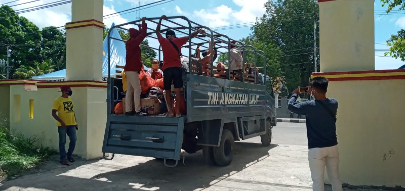 Truk Lanal Maumere mengangkut warga karantina dari Kecamatan Alok, Jumat (24/4)