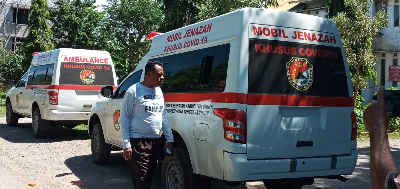 Mobil jenazah khusus Covid dan Ambulance Gawat Darurat Khusus Covid di Kantor Dinkes Sikka, Sabtu (25/4)