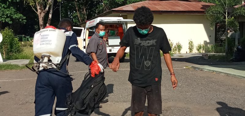 Stephen disemprot antiseptik sebelum masuk ke lokasi karantina terpusat, Senin (27/4)