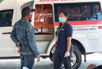 Yoseph Apolonaris protes karena akan dibawa ke lokasi karantina terpusat, Selasa (28/4)