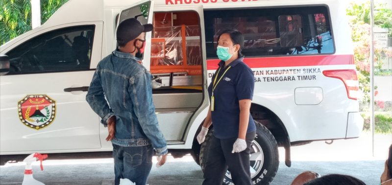 Yoseph Apolonaris protes karena akan dibawa ke lokasi karantina terpusat, Selasa (28/4)