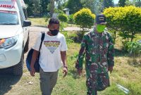 Babinsa Langir membawa sopir ekspedisi ke Posko Satgas Covid, Rabu (29/4)