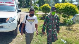 Babinsa Langir membawa sopir ekspedisi ke Posko Satgas Covid, Rabu (29/4)