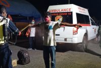 Petugas PMI Sikka menyemprot antiseptik ke tubuh Didimus Dedi, Rabu (29/4) malam