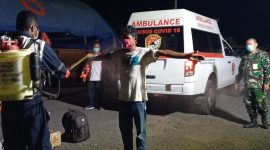 Petugas PMI Sikka menyemprot antiseptik ke tubuh Didimus Dedi, Rabu (29/4) malam