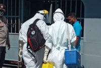 Petugas kesehatan menuju KM Meratus Bontang, Kamis (30/4) siang untuk melakukan pemeriksaan