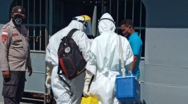 Petugas kesehatan menuju KM Meratus Bontang, Kamis (30/4) siang untuk melakukan pemeriksaan