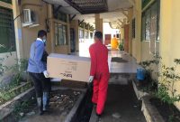 Relawan membawa beberapa koli bantuan logistik kesehatan dari Kemenkes RI, Minggu (5/4) (foto: istimewa)