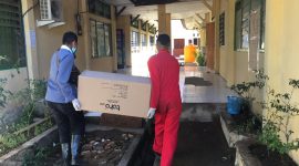 Relawan membawa beberapa koli bantuan logistik kesehatan dari Kemenkes RI, Minggu (5/4) (foto: istimewa)